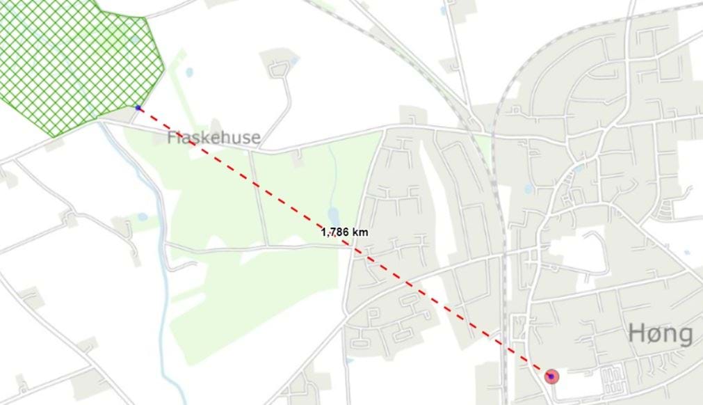 Fig. 7. Lokalplanområders afstand til nærmeste Natura 2000 (Lokalplanområde markeret med rød cirkel, Natura 2000 markeret med ternet grønt område og afstanden er markeret med en rød stiplet linje)